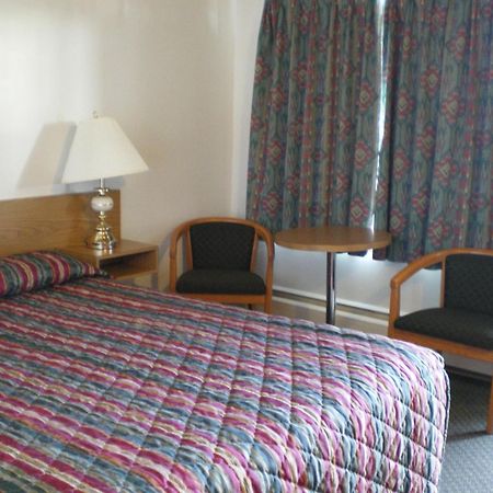 Sun-Dek Motel Медисин Хет Екстериор снимка