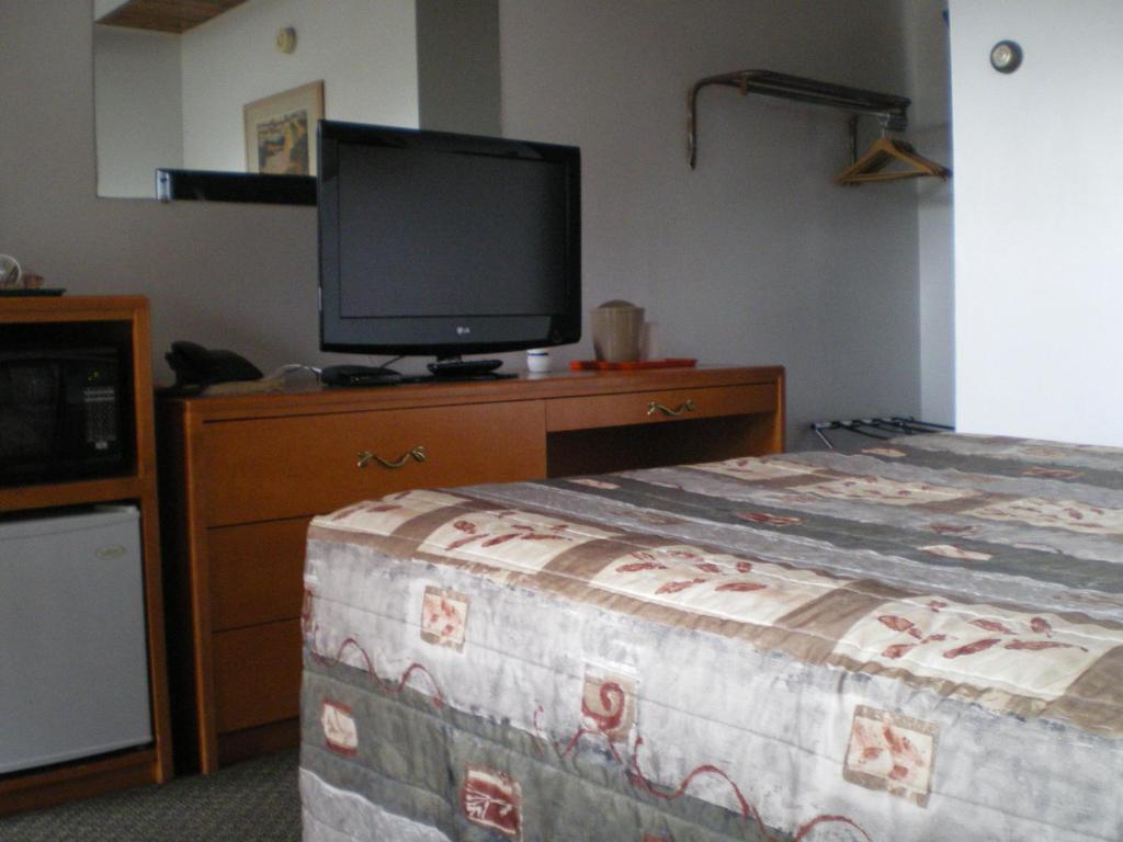 Sun-Dek Motel Медисин Хет Екстериор снимка