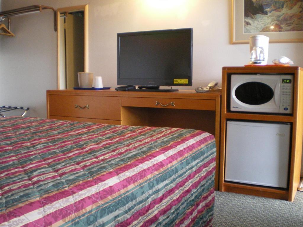 Sun-Dek Motel Медисин Хет Екстериор снимка