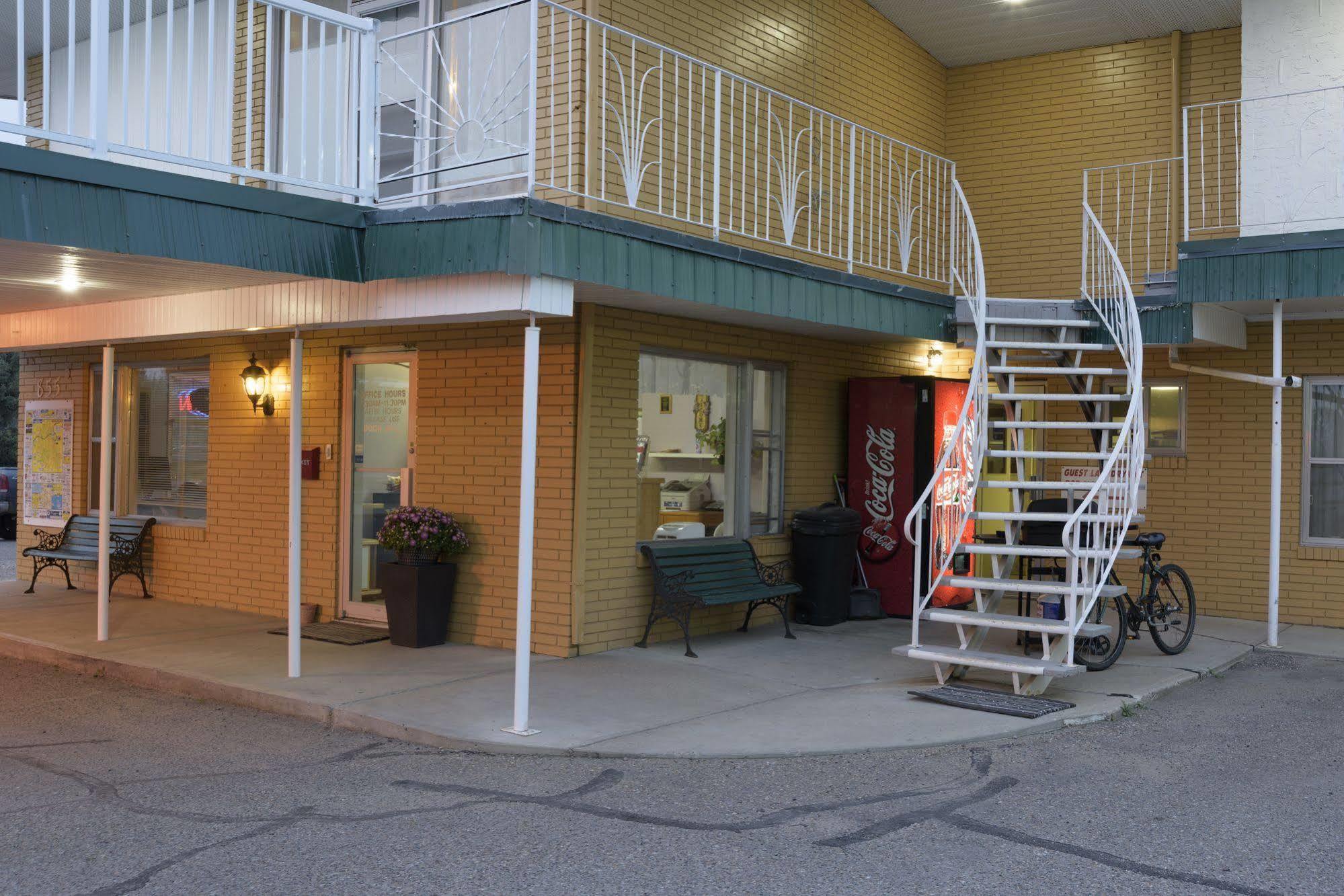 Sun-Dek Motel Медисин Хет Екстериор снимка