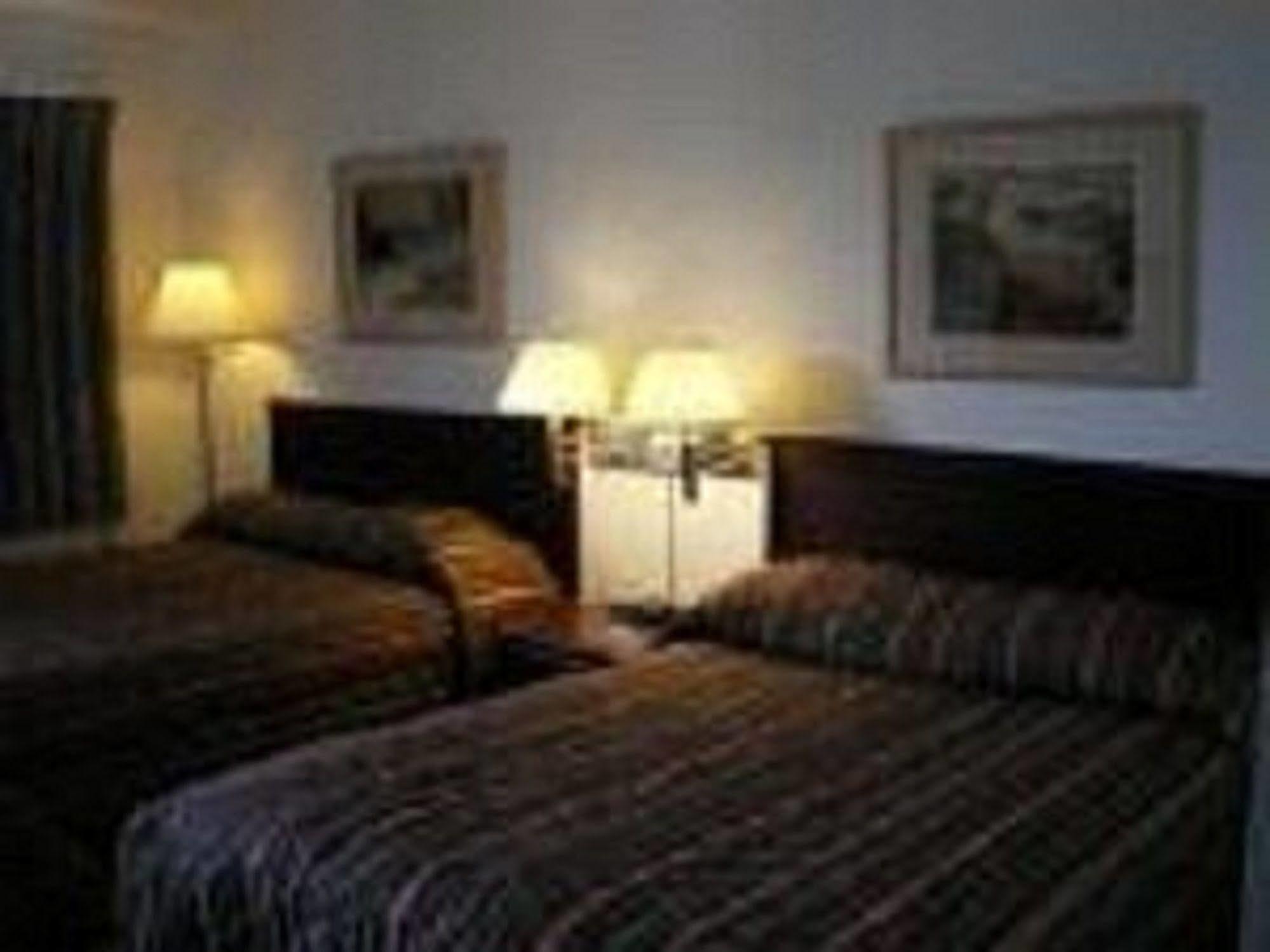 Sun-Dek Motel Медисин Хет Екстериор снимка