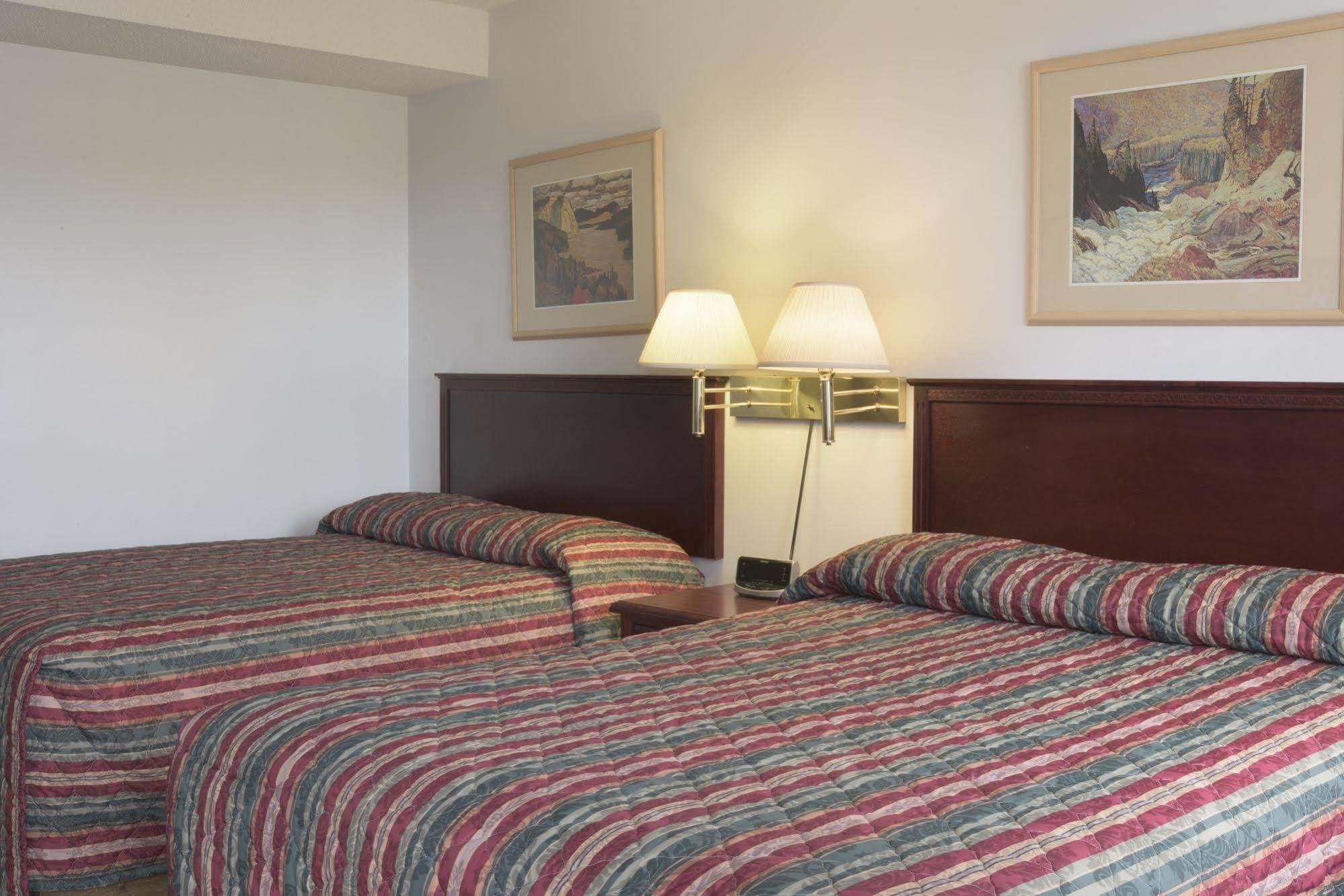 Sun-Dek Motel Медисин Хет Екстериор снимка