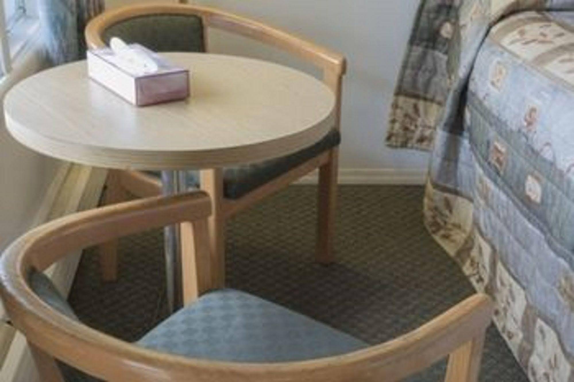 Sun-Dek Motel Медисин Хет Екстериор снимка
