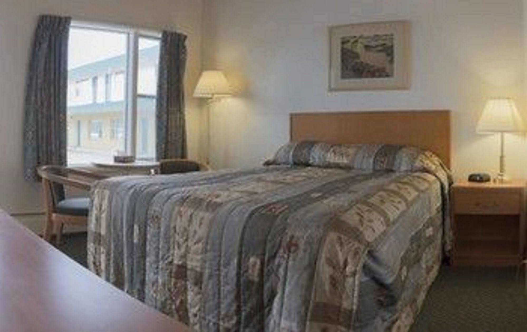 Sun-Dek Motel Медисин Хет Екстериор снимка