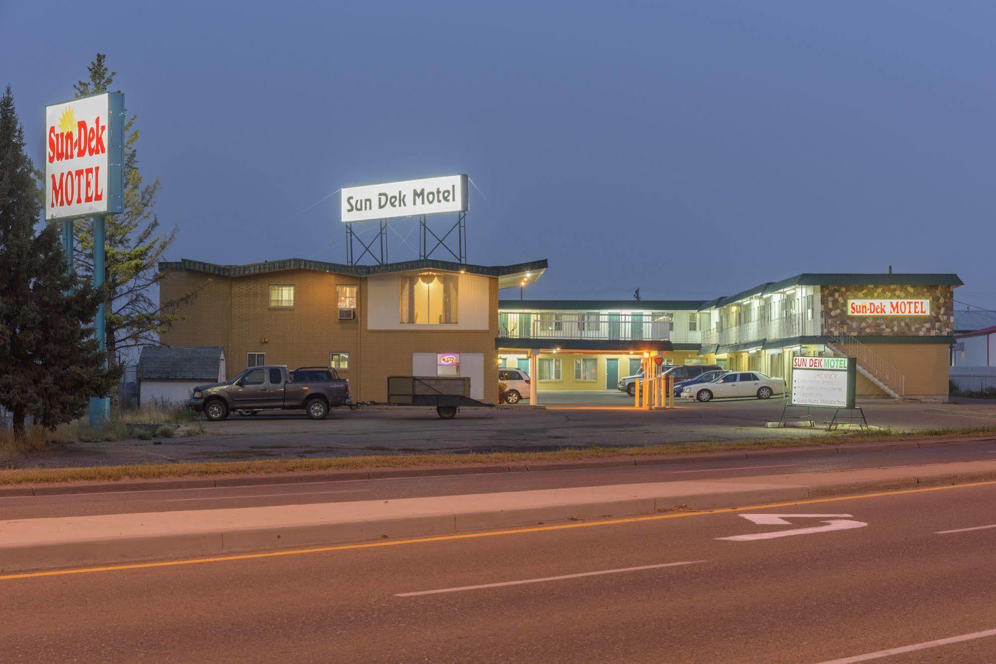 Sun-Dek Motel Медисин Хет Екстериор снимка