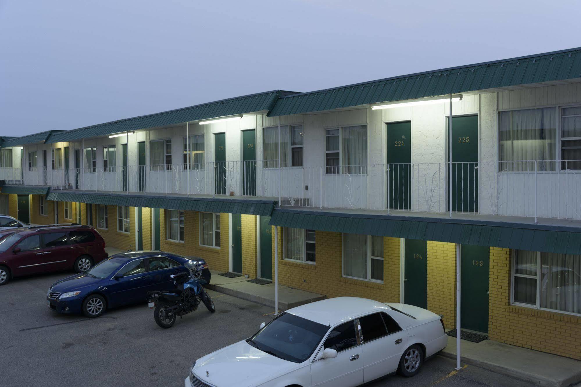 Sun-Dek Motel Медисин Хет Екстериор снимка